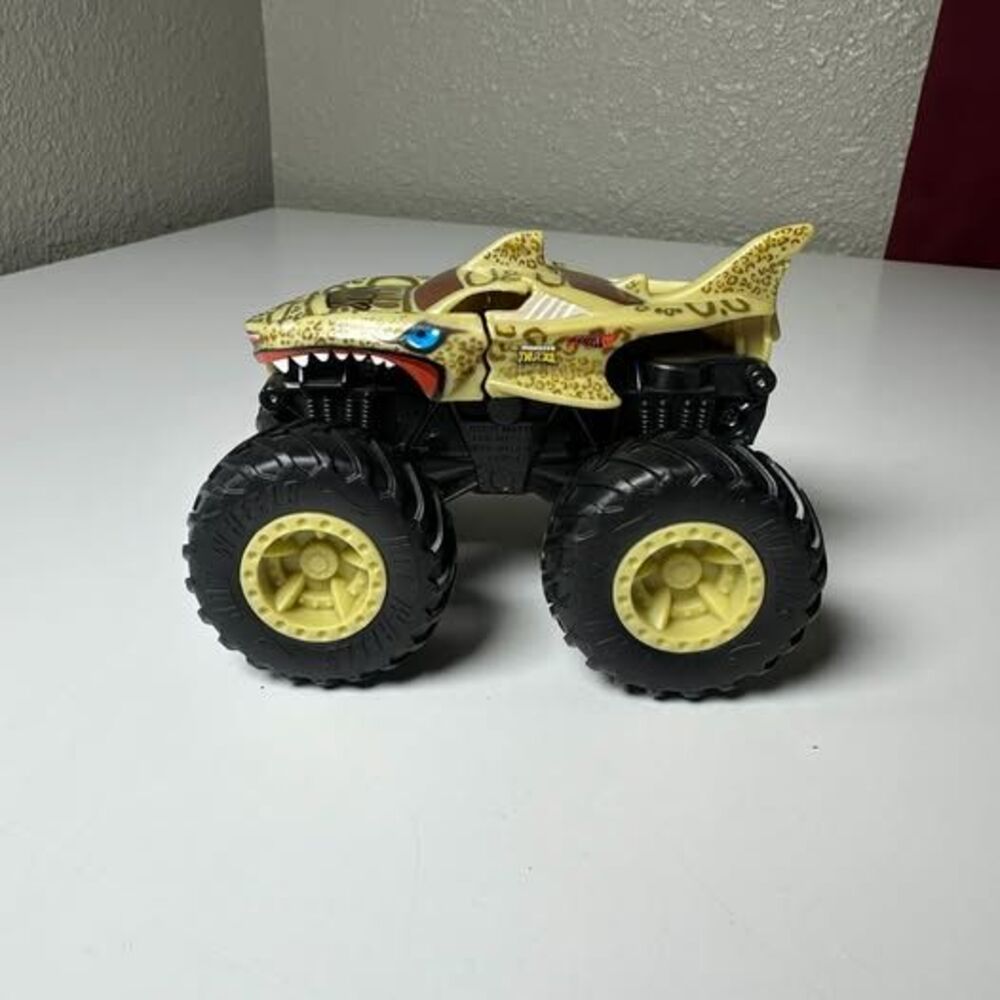 Hot Wheels Monster bash-ups Trucks Leopard Shark